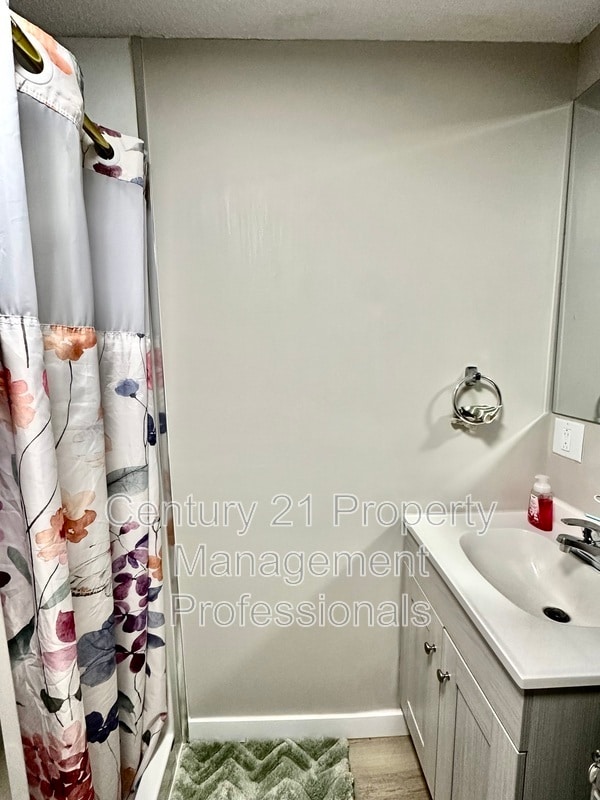 Building Photo - 8705-8152 152 St NW