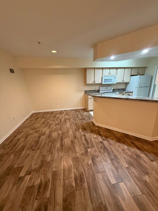 Building Photo - Waterford Lakes - 2 bed/2 bath condo AVAILABLE NOW!