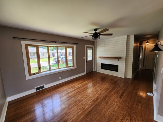 Building Photo - 4 Bedroom in East Moline  MUST SEE!!!