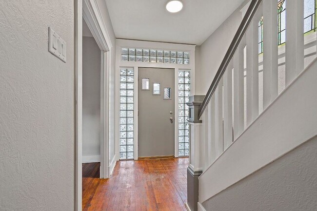 Building Photo - Brentwood - 3 Bedroom, 1 Bath Home - Compl...