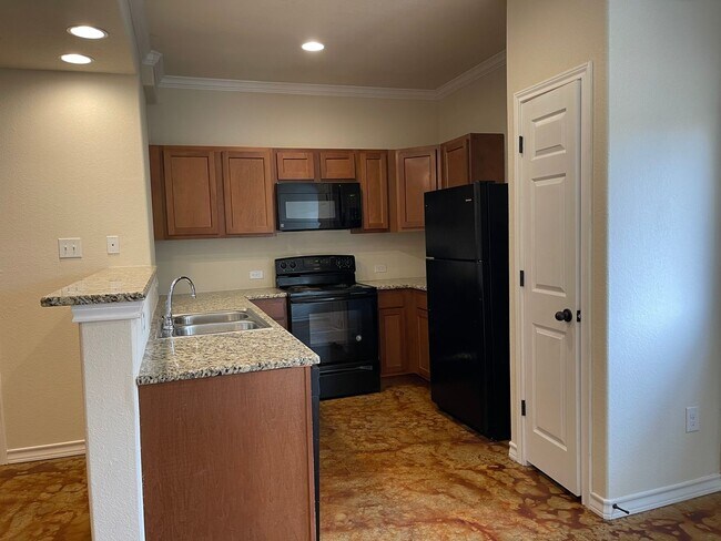 Building Photo - Town home for rent