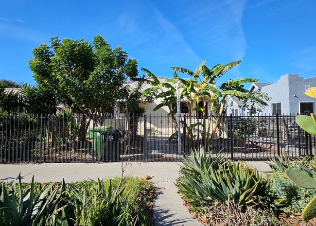 Foto del edificio - 2623 Hillcrest Dr