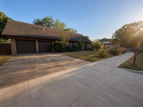 Building Photo - 305 Starbright Dr
