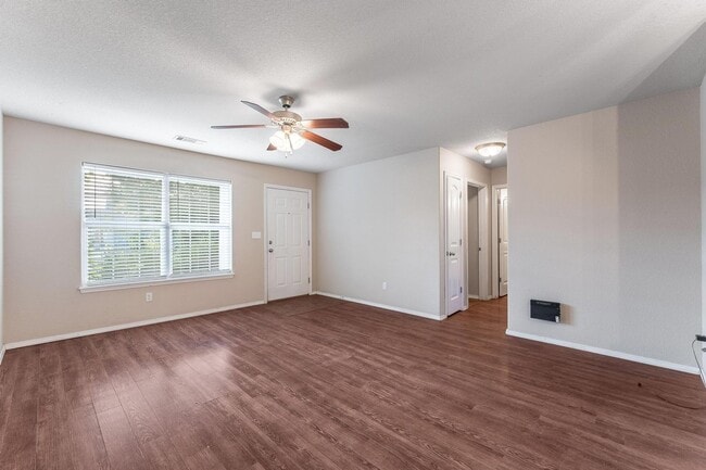 Building Photo - Move-In Ready 3 Bed / 2 Bath Home with Fen...