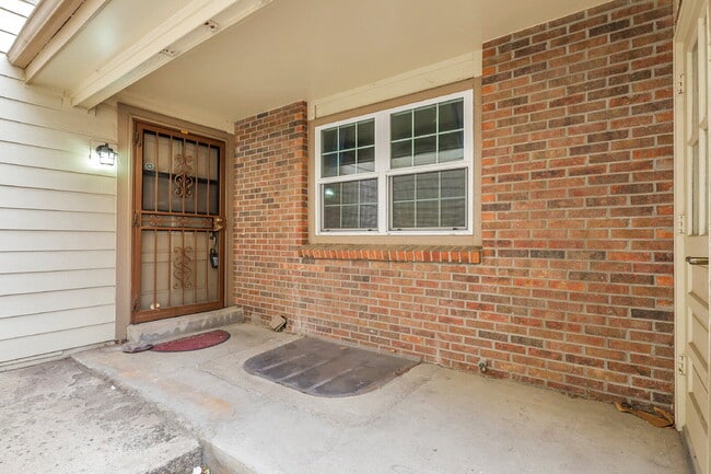 Building Photo - $2,695 - 5 Bed, 4 Bath Townhome in Aurora ...