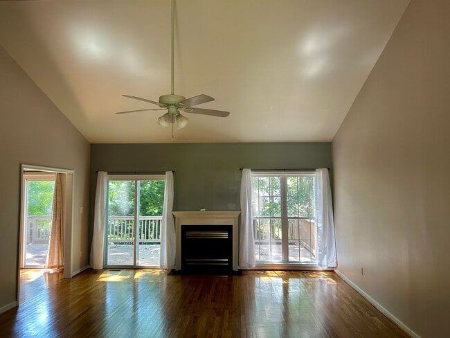 Building Photo - Charming 4 Bedroom, 2.5 Bath Home – Single...