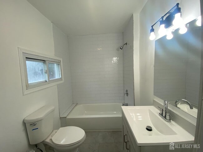 Building Photo - 148 Jones Ave