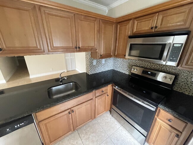 Building Photo - 409 Gardens Dr