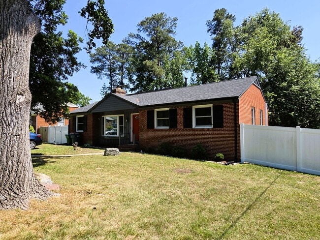Building Photo - Traditional brick ranch in highly desirable West End of Henrico County