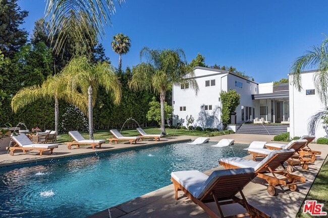 Building Photo - 703 N Maple Dr