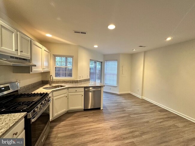 Building Photo - 43539 Kiplington Square