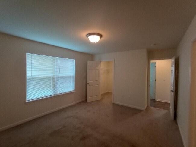 Building Photo - 1429 E Pinecrest Ln