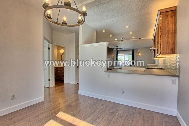 Foto del edificio - 3 Bed, 3.5 Baths Townhome With Garage Leve...