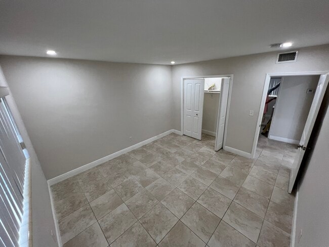 Bedroom - 11630-11640 N Bayshore Dr