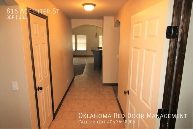 Building Photo - 816 Accipiter St