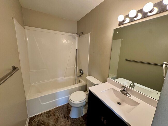 Foto del edificio - Updated 2BR with Balcony – Second Level Apartment