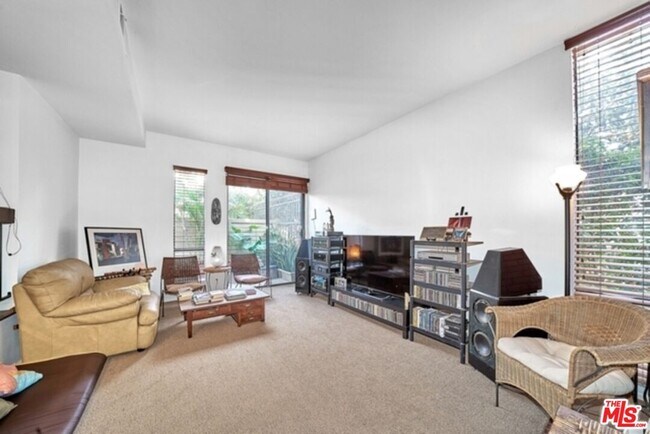Building Photo - 835 S Lucerne Blvd