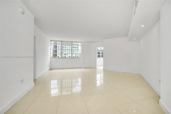 Foto del edificio - 801 Brickell Bay Dr