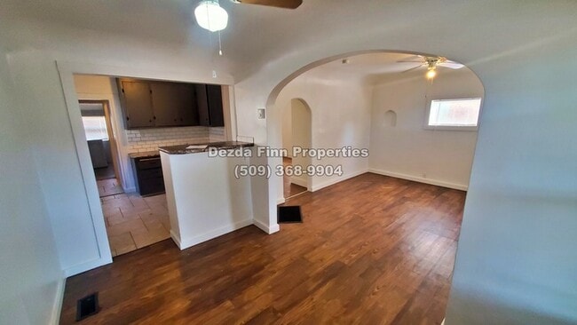 Building Photo - 2 Bedroom Home in Emerson-Garfield Availab...