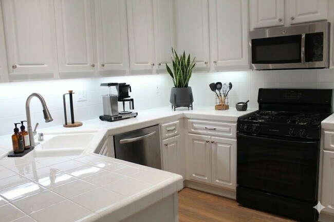 Foto del edificio - 7666 Park Bay Dr