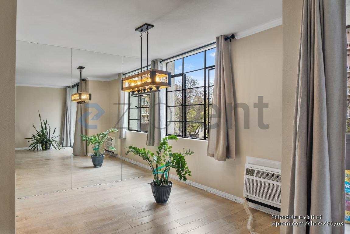 Foto principal - 117 S Doheny Dr