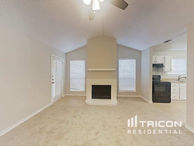 Foto del edificio - 1120 Hidden Creek Dr