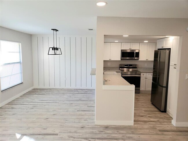 Foto del edificio - 6360 7th Ave W