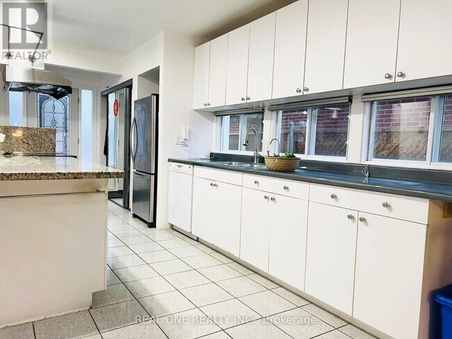 Building Photo - 642 Eaglemount Crescent