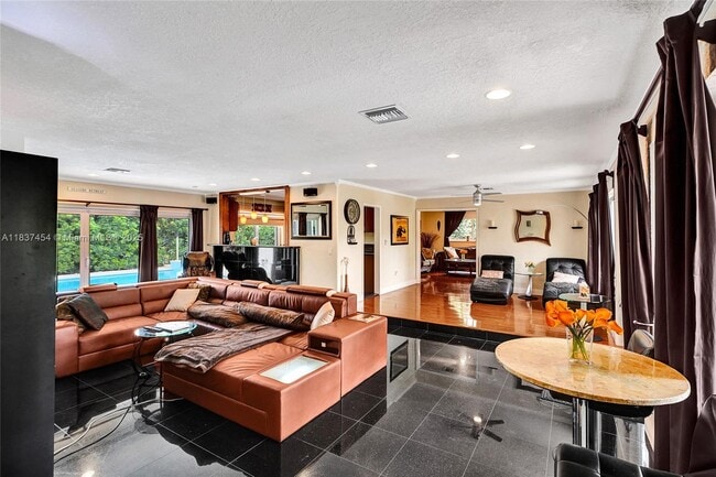 Foto del edificio - 1155 S Biscayne Point Rd