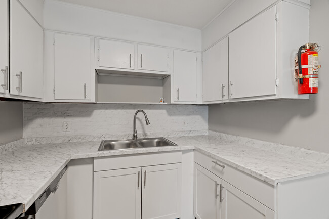 Building Photo - Cedarwood Apartments
