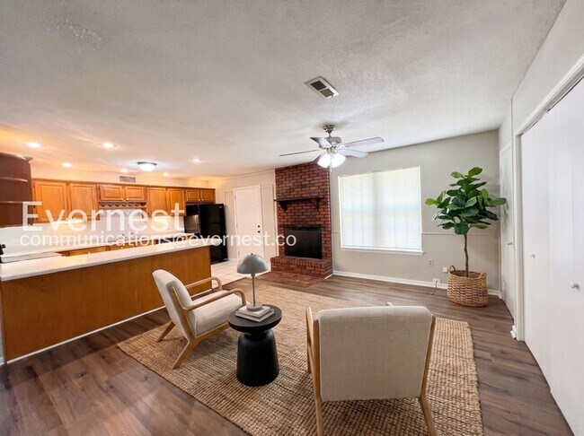 Building Photo - 3 Bed/1.5 Bath Home with Garage / Pet-Friendly / Coming Soon!
