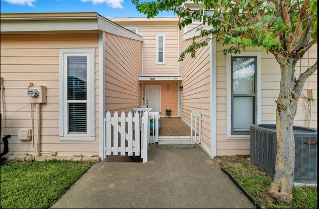 Building Photo - 644 Harbor Dr