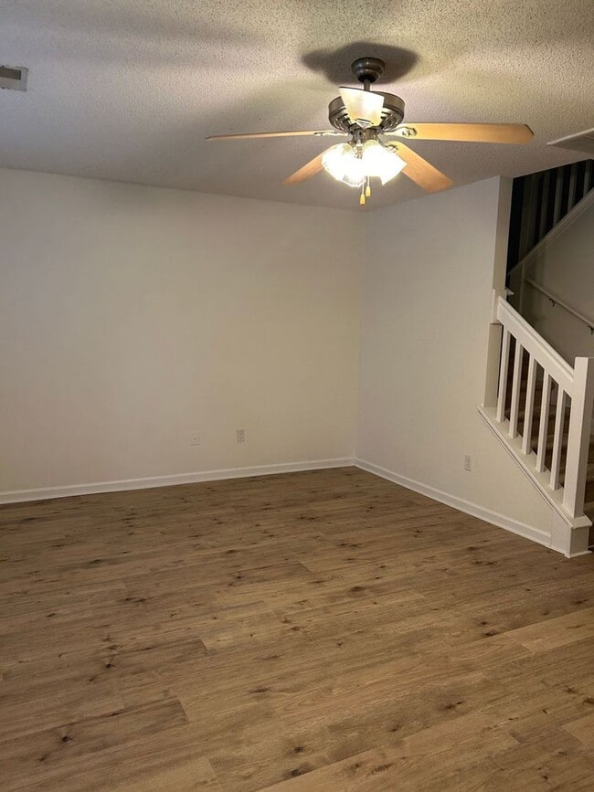 Building Photo - Available 9/1. Great 2 BR/2.5 BA Townhome ...