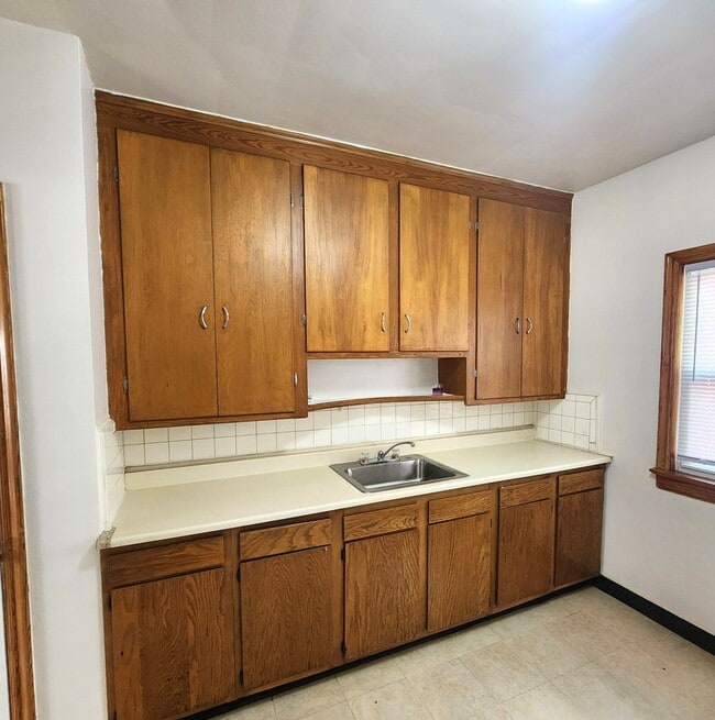 Building Photo - 2 BR South Euclid