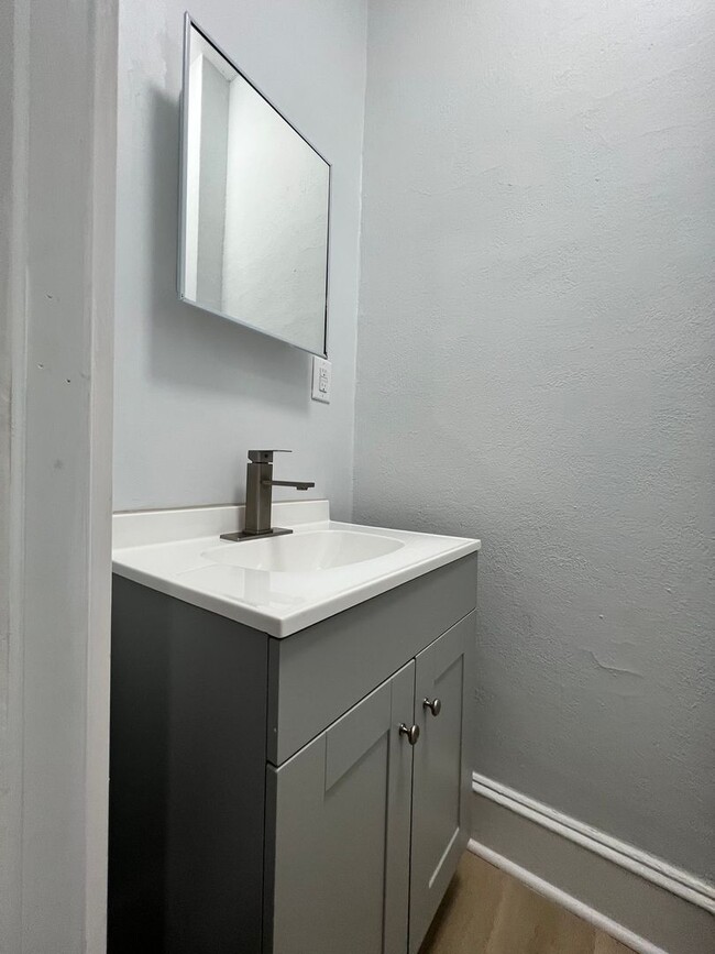 Foto del edificio - Gorgeous 4b/1.5b Home! Section 8 only!