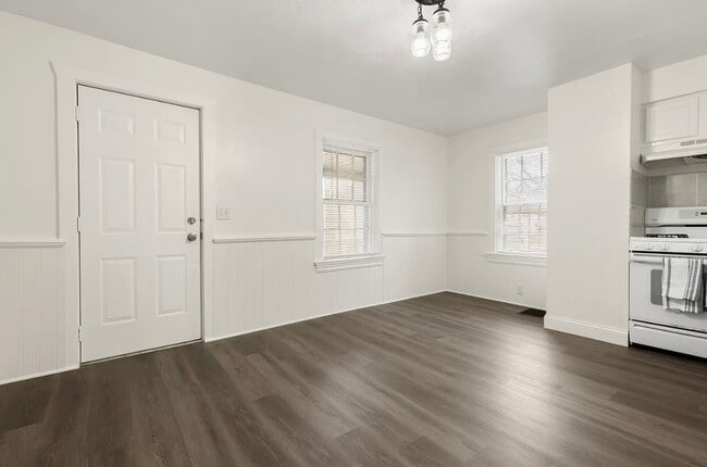 Building Photo - 223 Oakwood Ave