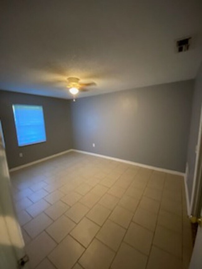 Building Photo - 2422 Crystal Hills Loop E