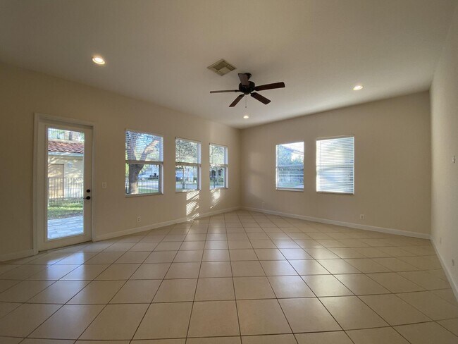 Building Photo - 630 Triana St