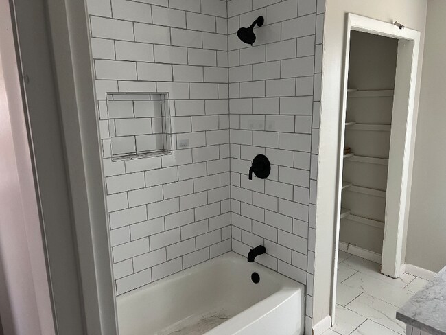 Foto del edificio - 524 Eastway Ave