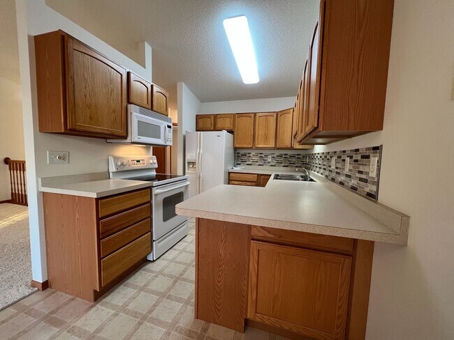 Foto del edificio - SPACIOUS 3 BDRM/2 BATH TWINHOME AVAILABLE ...