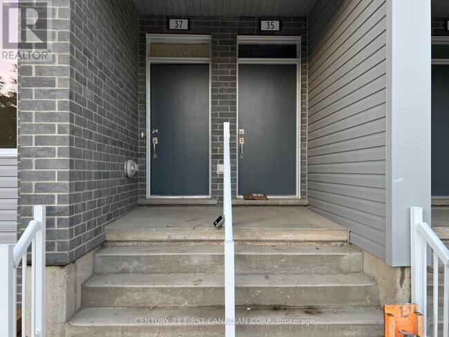 Building Photo - 990-990 Deveron Cres
