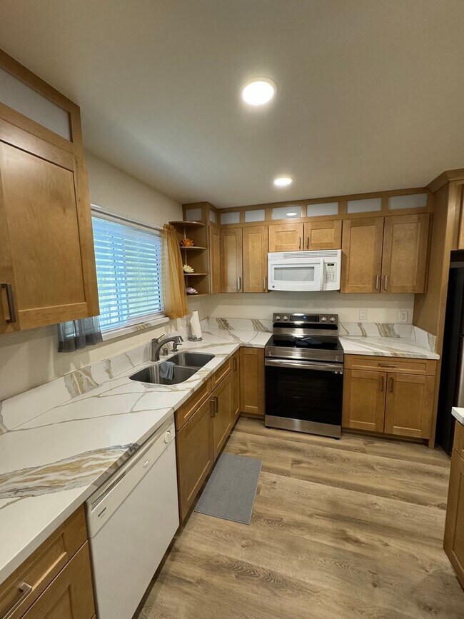 Foto del edificio - Beautifully Renovated 2 Bedroom Condo - Partially Furnished