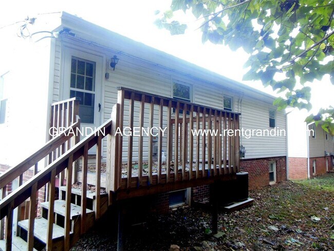Building Photo - 635 Riverland Road SE