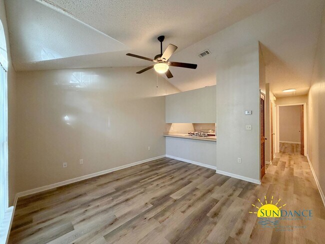 Foto del edificio - Beautiful Unit Close to Both Bases!