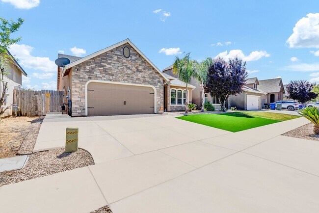 Foto del edificio - Charming 3 bedroom 2 bathroom home located in Hanford
