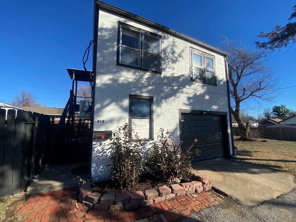 Primary Photo - 1 Bedroom Apartment Garage in EL Reno Okla...