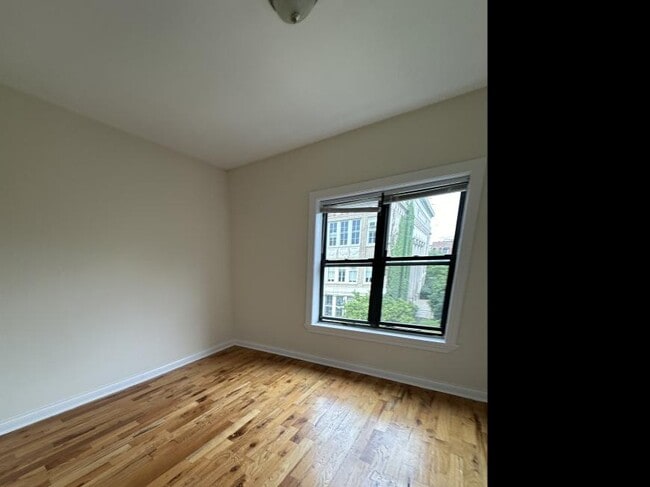 Building Photo - 3 bedroom in Chicago IL 60613