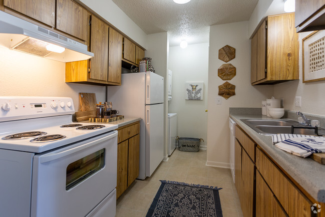 1BR, 1BA - 631SF - Kitchen - Waters Edge Apartments