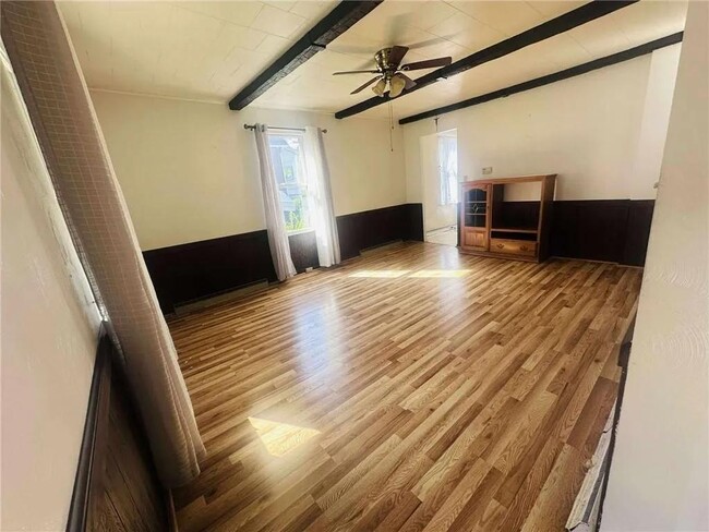 Building Photo - 136 Whitestown Rd