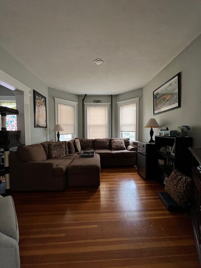 Building Photo - Brighton / Oak Square 2 Bed.  Full Dining ...